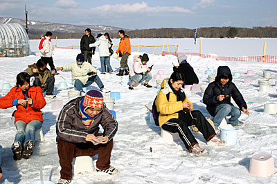 わかさぎ釣り体験中!! わかさぎ釣り体験中!!