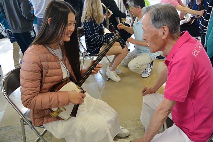 Trying Japanese Shamisen